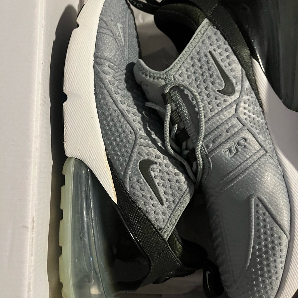 GREENISH GRAY NIKE AIRMAX 270 W9